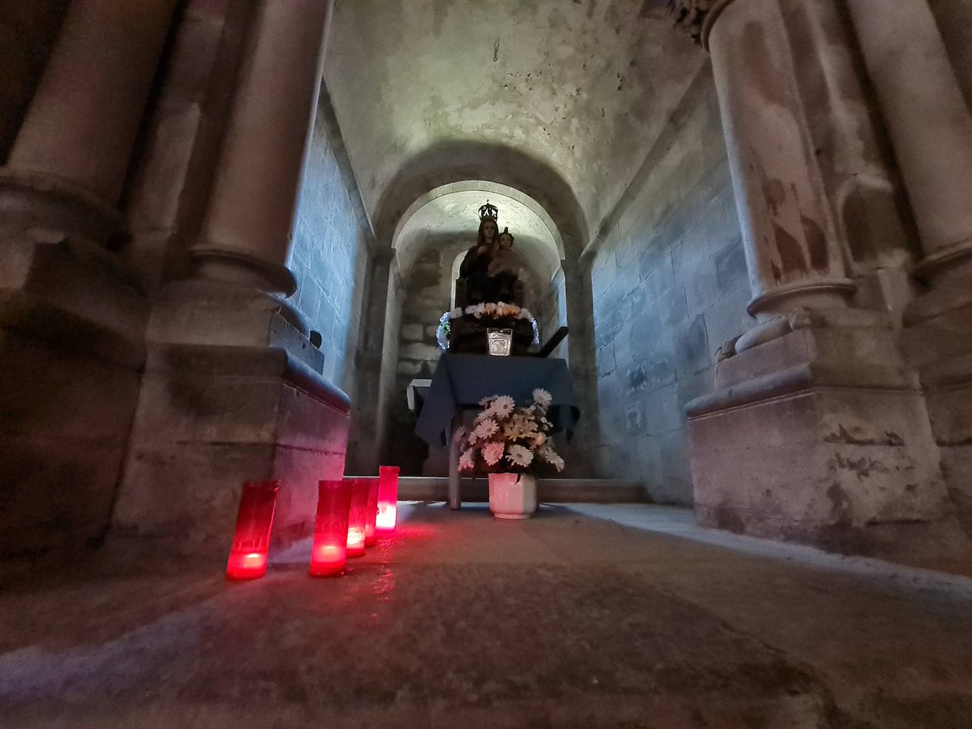 Este templo, ubicado a solo un kilómetro del puerto de Pajares, fue hospital de peregrinos y residencia temporal del rey Alfonso IX | Bien de Interés Cultural y Patrimonio histórico de España la obra inicial fue ordenada por el conde Fruela Díaz y su esposa Estefanía Sánchez. 