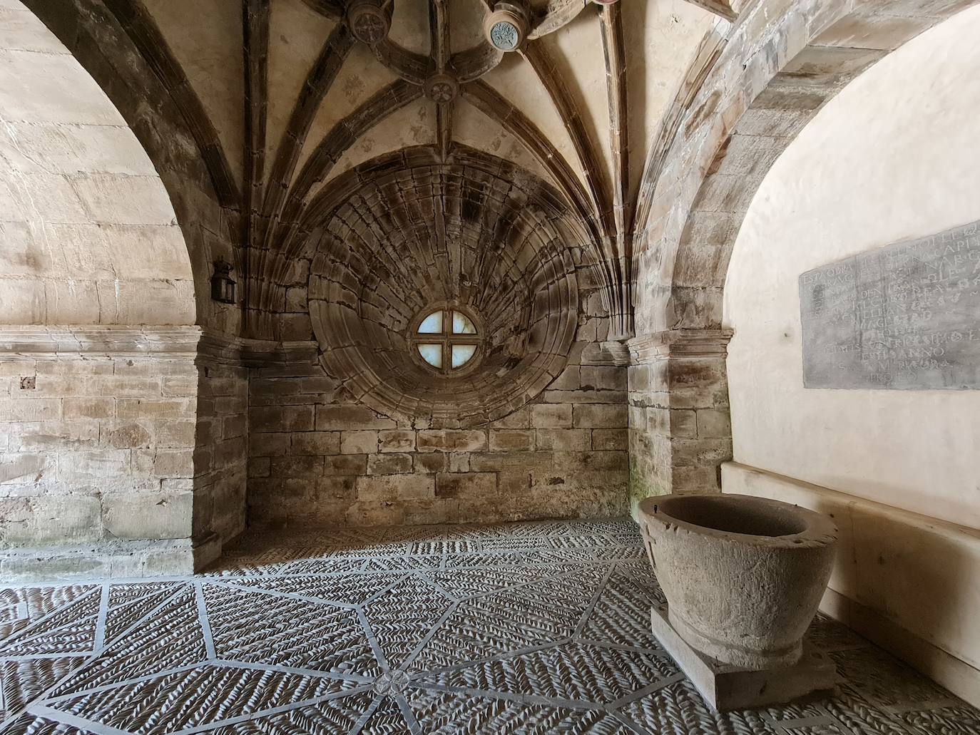 Este templo, ubicado a solo un kilómetro del puerto de Pajares, fue hospital de peregrinos y residencia temporal del rey Alfonso IX | Bien de Interés Cultural y Patrimonio histórico de España la obra inicial fue ordenada por el conde Fruela Díaz y su esposa Estefanía Sánchez. 