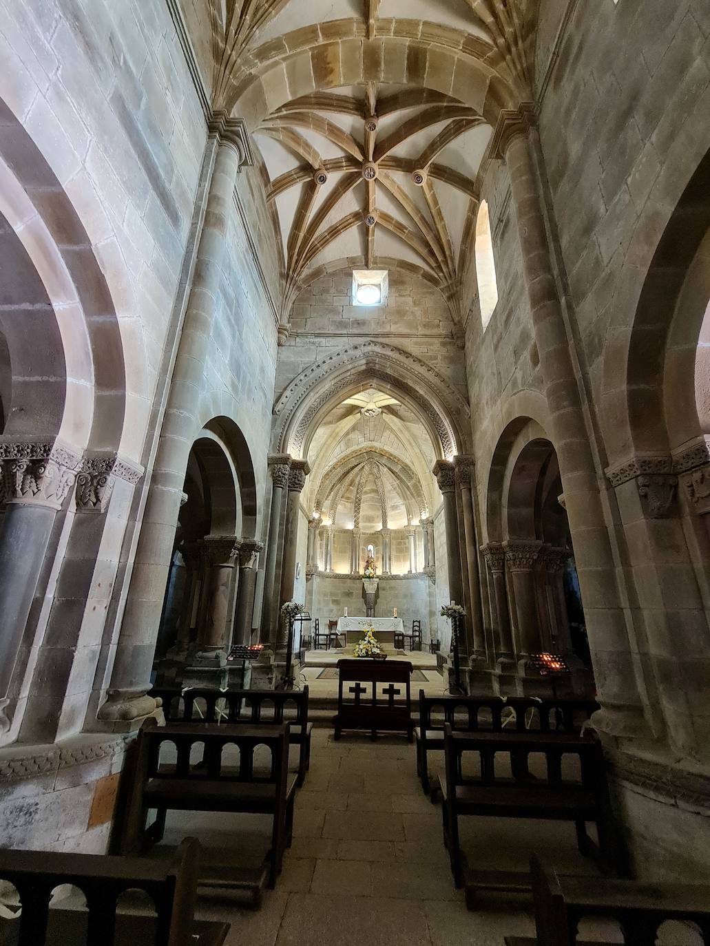 Este templo, ubicado a solo un kilómetro del puerto de Pajares, fue hospital de peregrinos y residencia temporal del rey Alfonso IX | Bien de Interés Cultural y Patrimonio histórico de España la obra inicial fue ordenada por el conde Fruela Díaz y su esposa Estefanía Sánchez. 