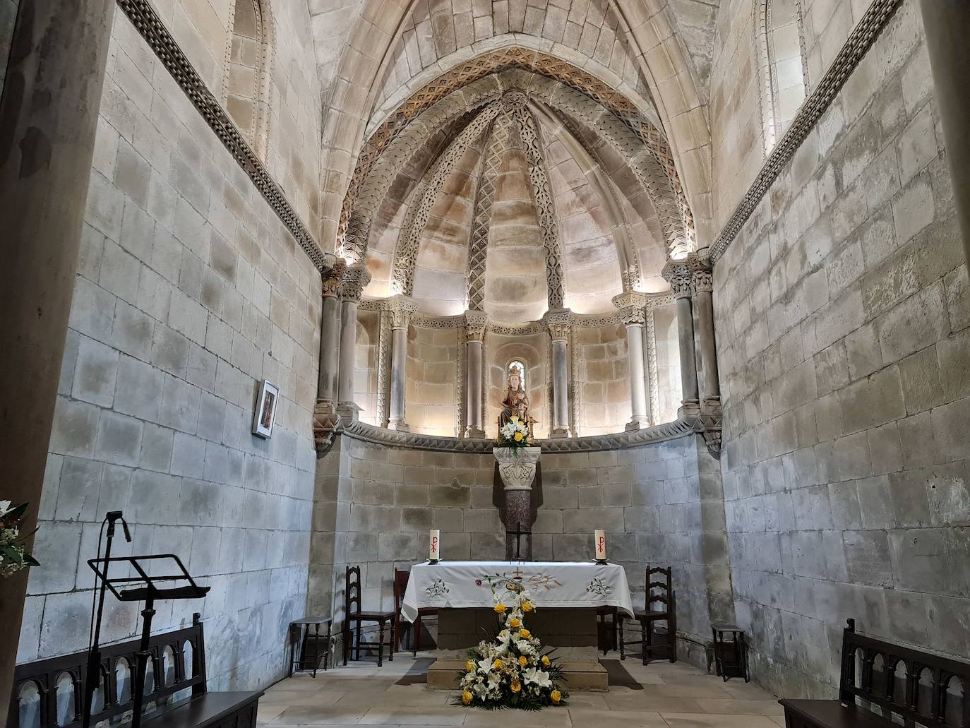 Este templo, ubicado a solo un kilómetro del puerto de Pajares, fue hospital de peregrinos y residencia temporal del rey Alfonso IX | Bien de Interés Cultural y Patrimonio histórico de España la obra inicial fue ordenada por el conde Fruela Díaz y su esposa Estefanía Sánchez. 