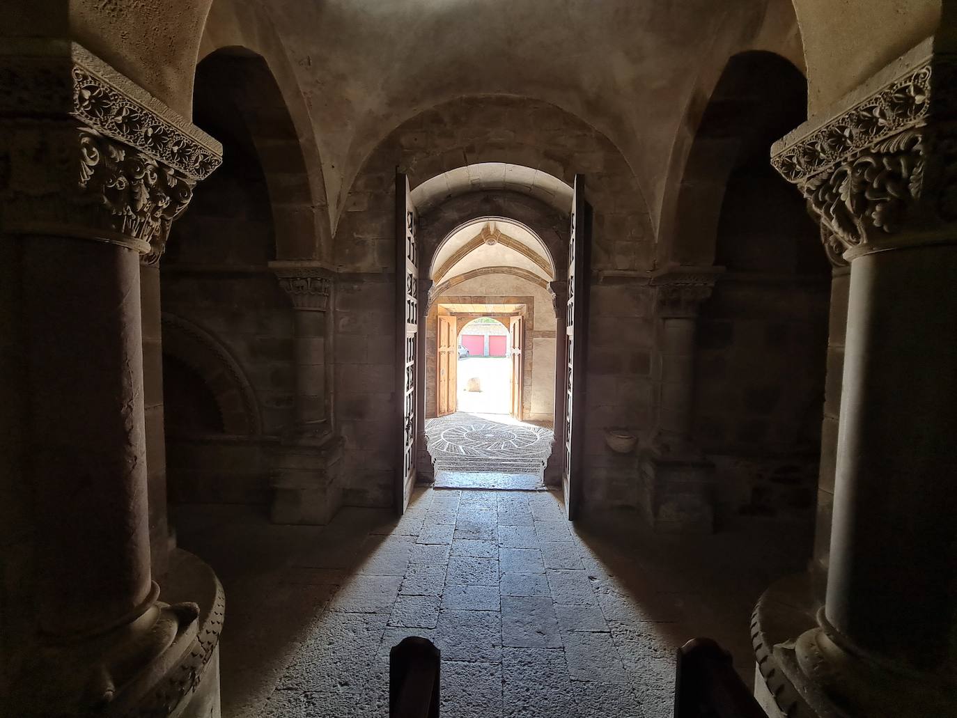 Este templo, ubicado a solo un kilómetro del puerto de Pajares, fue hospital de peregrinos y residencia temporal del rey Alfonso IX | Bien de Interés Cultural y Patrimonio histórico de España la obra inicial fue ordenada por el conde Fruela Díaz y su esposa Estefanía Sánchez. 