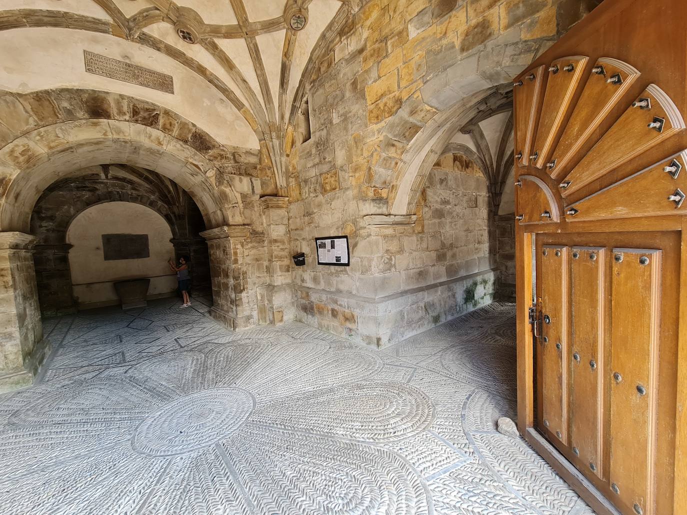 Este templo, ubicado a solo un kilómetro del puerto de Pajares, fue hospital de peregrinos y residencia temporal del rey Alfonso IX | Bien de Interés Cultural y Patrimonio histórico de España la obra inicial fue ordenada por el conde Fruela Díaz y su esposa Estefanía Sánchez. 