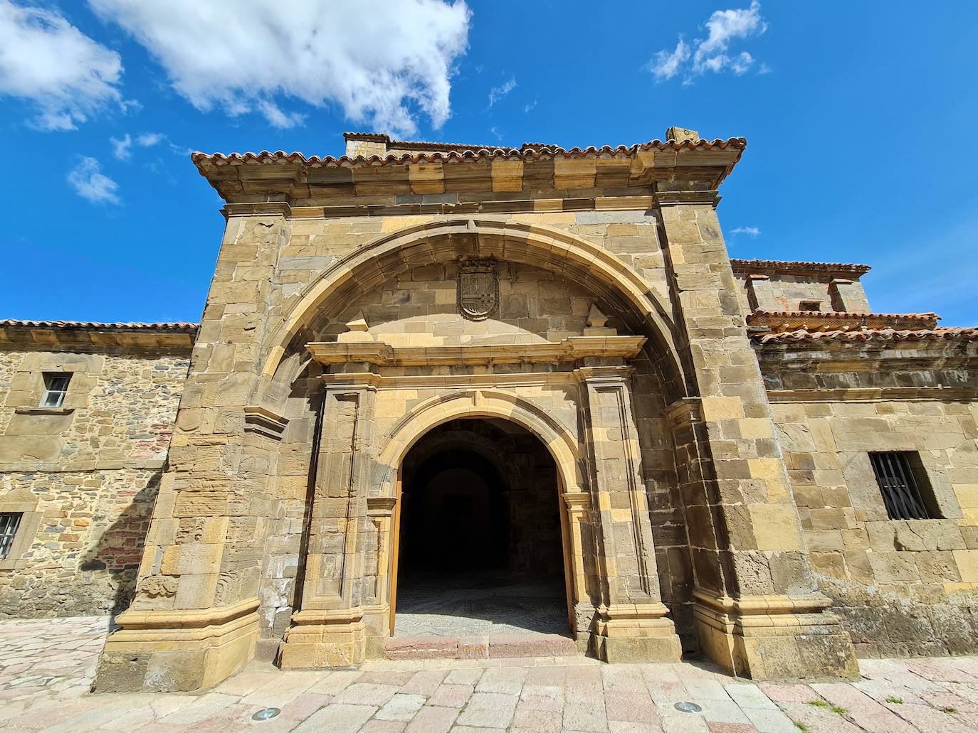 Este templo, ubicado a solo un kilómetro del puerto de Pajares, fue hospital de peregrinos y residencia temporal del rey Alfonso IX | Bien de Interés Cultural y Patrimonio histórico de España la obra inicial fue ordenada por el conde Fruela Díaz y su esposa Estefanía Sánchez. 