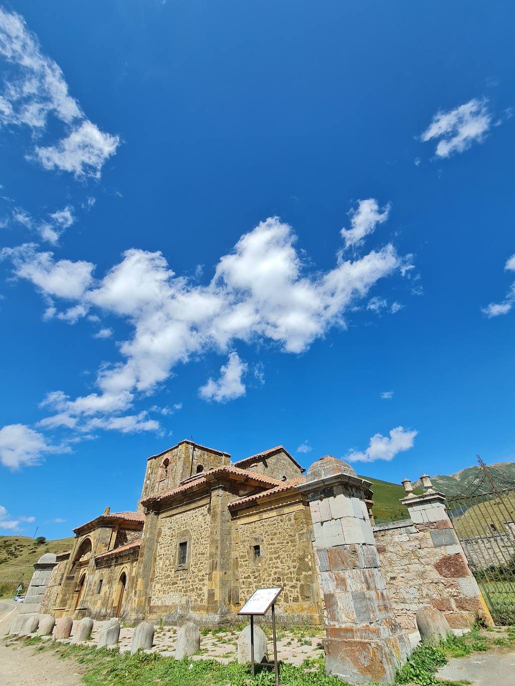 Este templo, ubicado a solo un kilómetro del puerto de Pajares, fue hospital de peregrinos y residencia temporal del rey Alfonso IX | Bien de Interés Cultural y Patrimonio histórico de España la obra inicial fue ordenada por el conde Fruela Díaz y su esposa Estefanía Sánchez. 