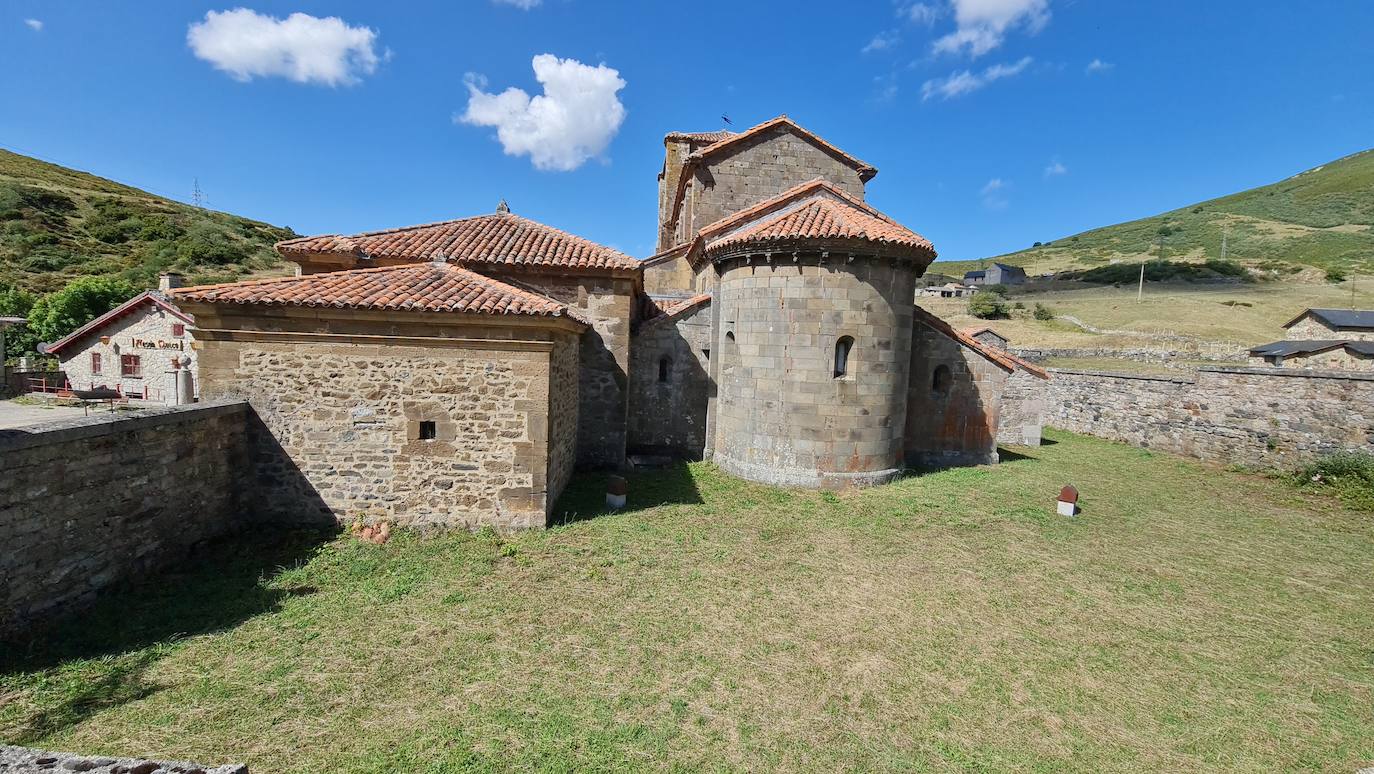 Este templo, ubicado a solo un kilómetro del puerto de Pajares, fue hospital de peregrinos y residencia temporal del rey Alfonso IX | Bien de Interés Cultural y Patrimonio histórico de España la obra inicial fue ordenada por el conde Fruela Díaz y su esposa Estefanía Sánchez. 