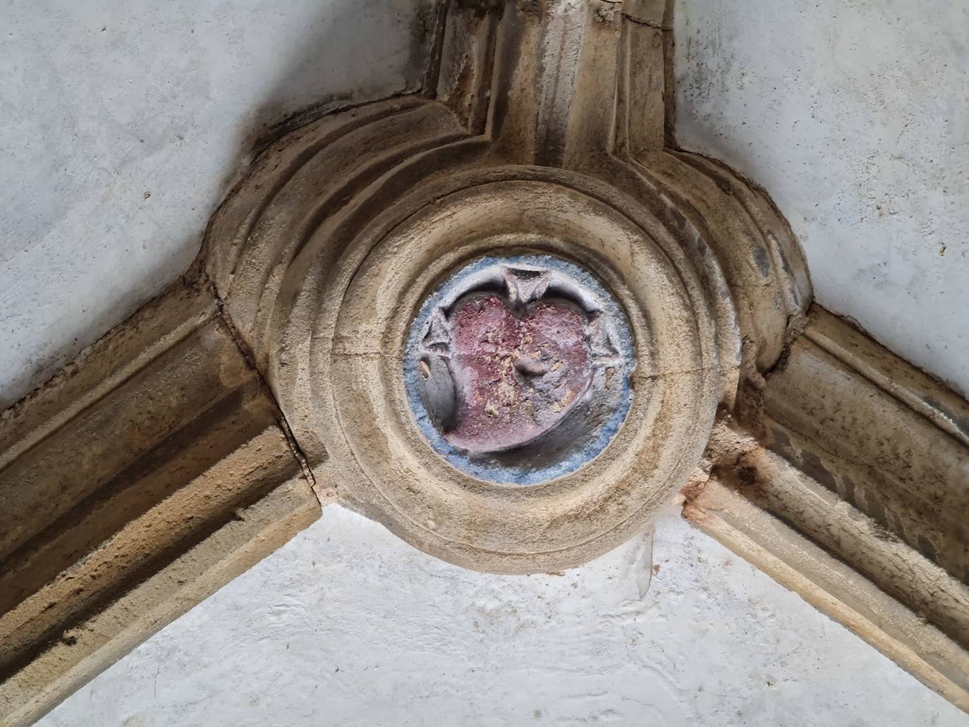 Este templo, ubicado a solo un kilómetro del puerto de Pajares, fue hospital de peregrinos y residencia temporal del rey Alfonso IX | Bien de Interés Cultural y Patrimonio histórico de España la obra inicial fue ordenada por el conde Fruela Díaz y su esposa Estefanía Sánchez. 