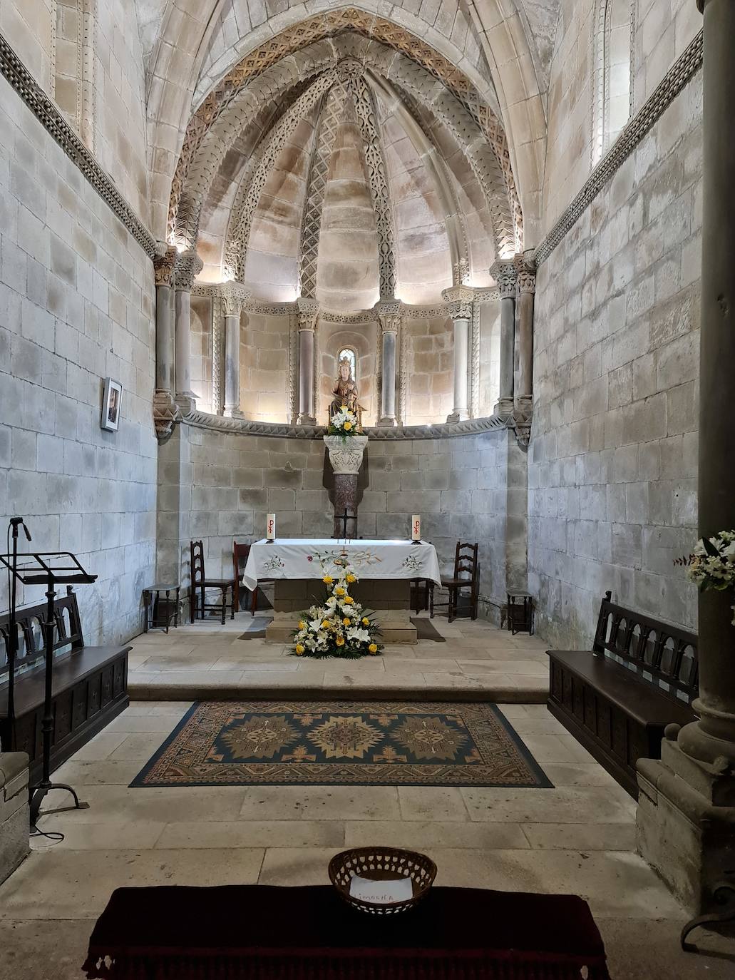 Este templo, ubicado a solo un kilómetro del puerto de Pajares, fue hospital de peregrinos y residencia temporal del rey Alfonso IX | Bien de Interés Cultural y Patrimonio histórico de España la obra inicial fue ordenada por el conde Fruela Díaz y su esposa Estefanía Sánchez. 