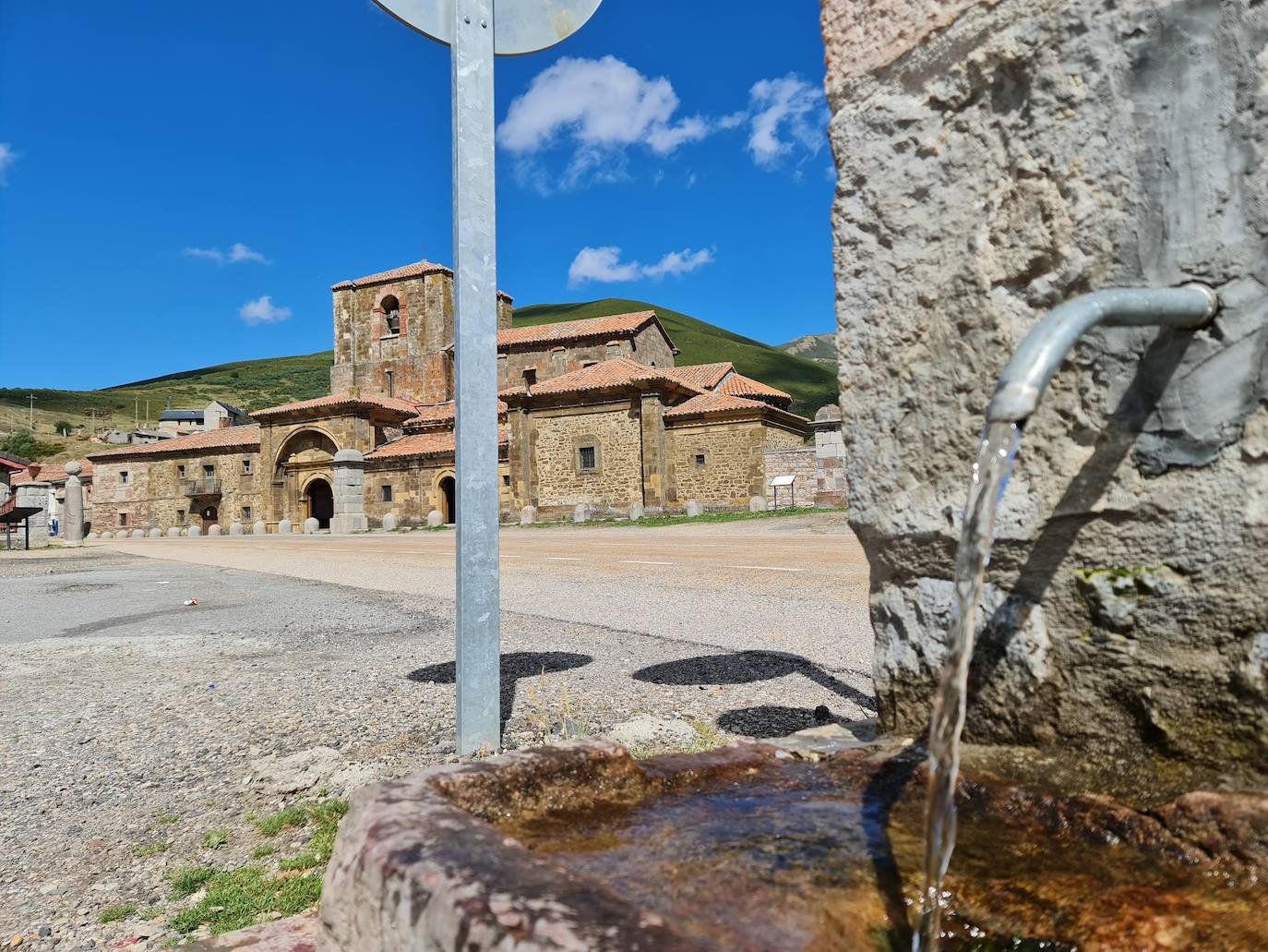 Este templo, ubicado a solo un kilómetro del puerto de Pajares, fue hospital de peregrinos y residencia temporal del rey Alfonso IX | Bien de Interés Cultural y Patrimonio histórico de España la obra inicial fue ordenada por el conde Fruela Díaz y su esposa Estefanía Sánchez. 