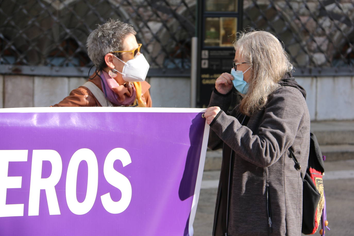 'Sin puteros no hay ni prostitución ni trata de mujeres', afirma la pancarta de la Plataforma Feminista frente a Botines.