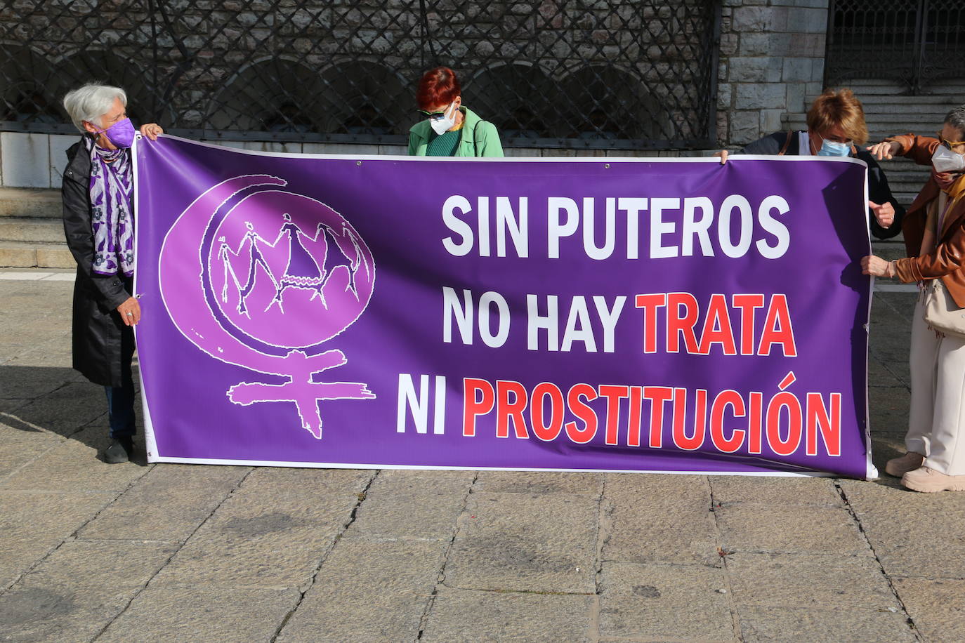 'Sin puteros no hay ni prostitución ni trata de mujeres', afirma la pancarta de la Plataforma Feminista frente a Botines.