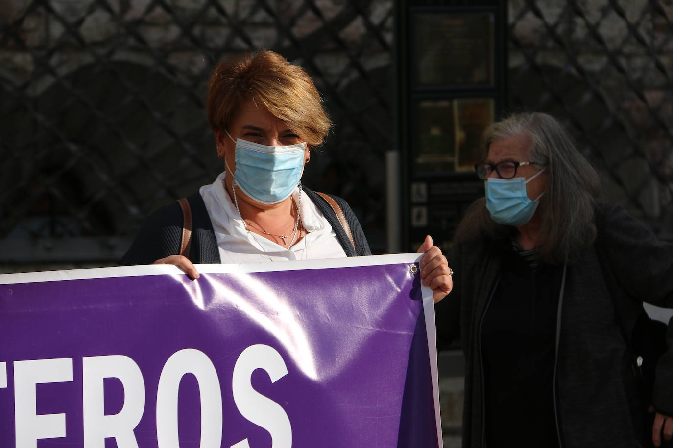 'Sin puteros no hay ni prostitución ni trata de mujeres', afirma la pancarta de la Plataforma Feminista frente a Botines.