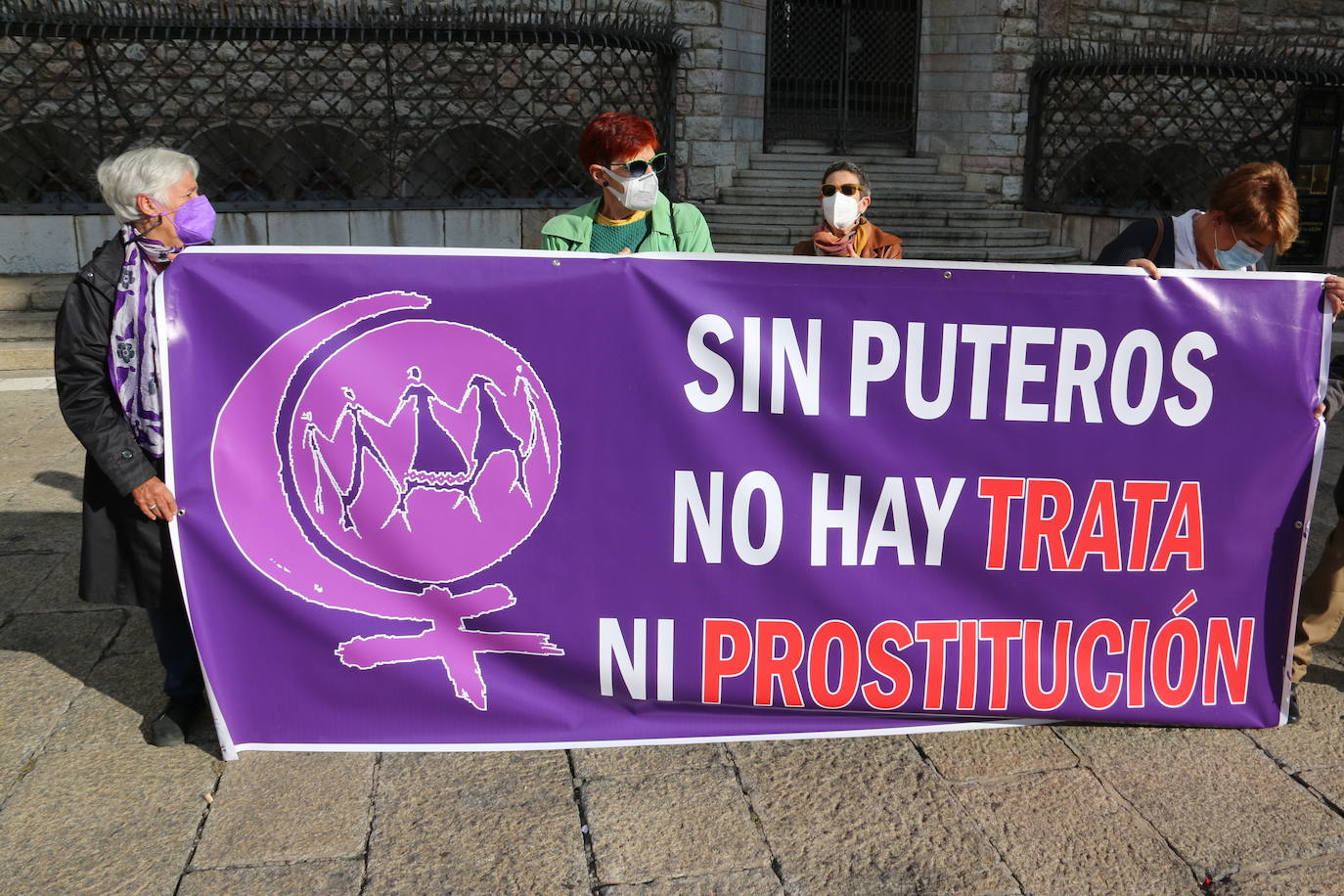 'Sin puteros no hay ni prostitución ni trata de mujeres', afirma la pancarta de la Plataforma Feminista frente a Botines.