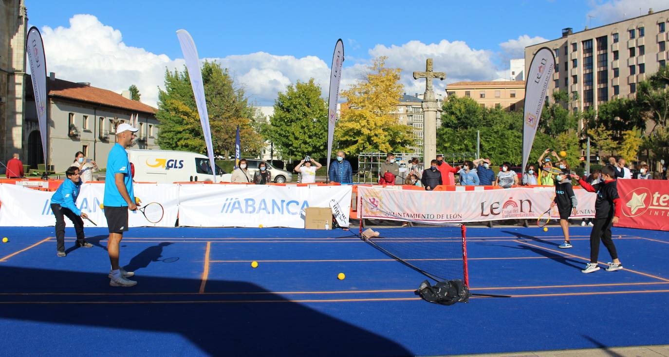 El que fuera entrenador de Rafa Nadal ha compartido unos minutos con los niños leoneses en una actividad paralela del FID 2021