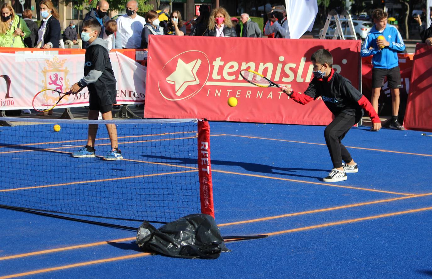 El que fuera entrenador de Rafa Nadal ha compartido unos minutos con los niños leoneses en una actividad paralela del FID 2021