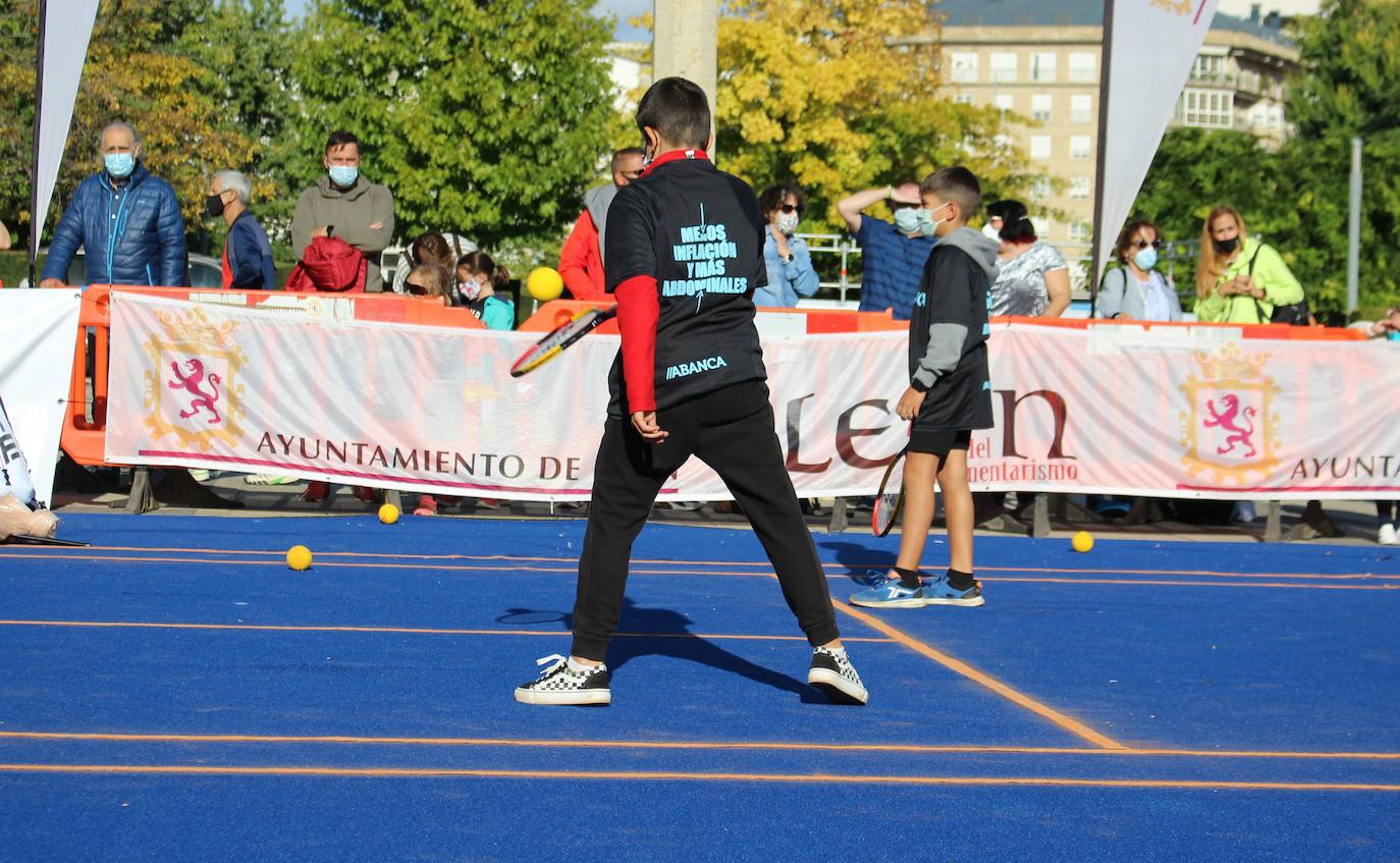 El que fuera entrenador de Rafa Nadal ha compartido unos minutos con los niños leoneses en una actividad paralela del FID 2021