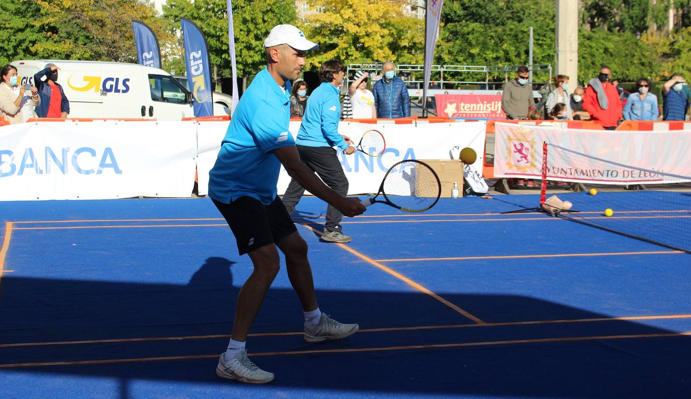 El que fuera entrenador de Rafa Nadal ha compartido unos minutos con los niños leoneses en una actividad paralela del FID 2021