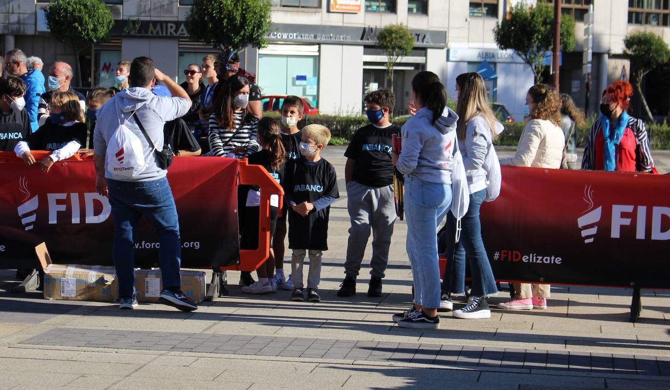 El que fuera entrenador de Rafa Nadal ha compartido unos minutos con los niños leoneses en una actividad paralela del FID 2021