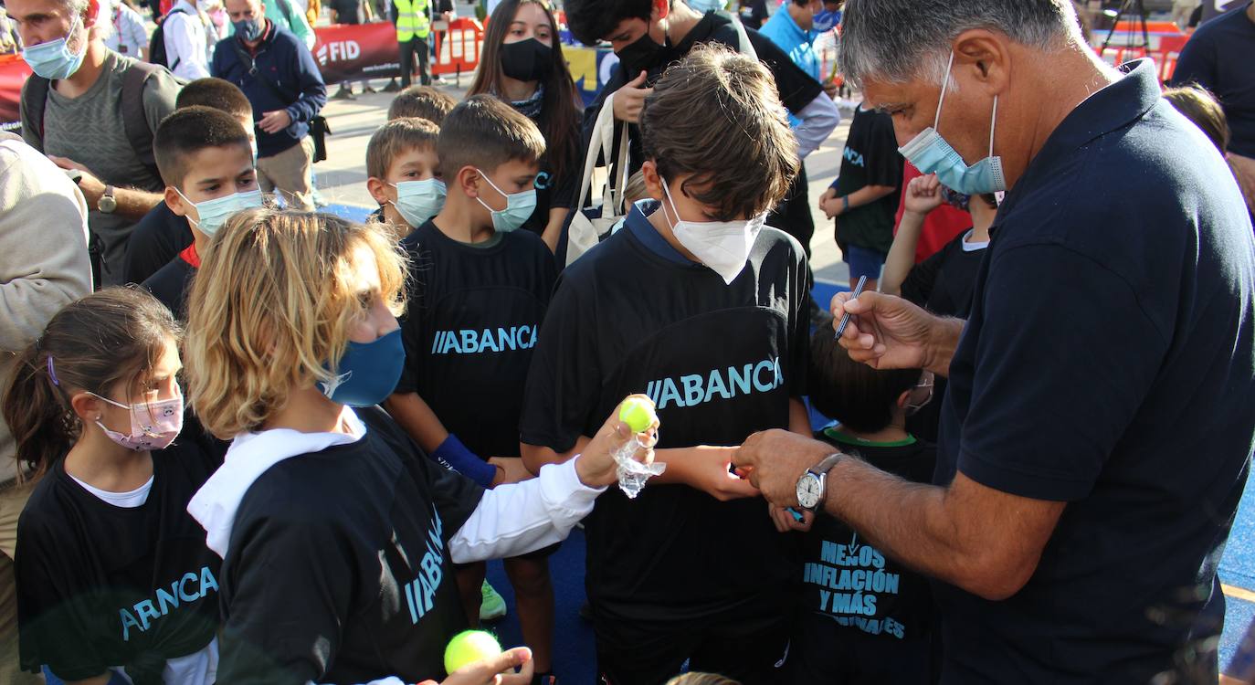 El que fuera entrenador de Rafa Nadal ha compartido unos minutos con los niños leoneses en una actividad paralela del FID 2021