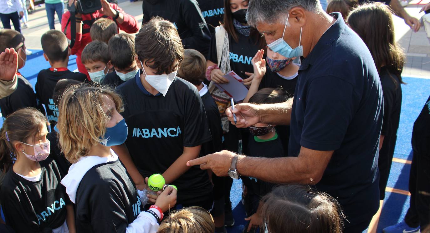 El que fuera entrenador de Rafa Nadal ha compartido unos minutos con los niños leoneses en una actividad paralela del FID 2021