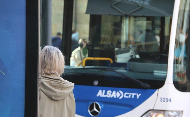 Imagen de una ciudadana esperando al autobús.