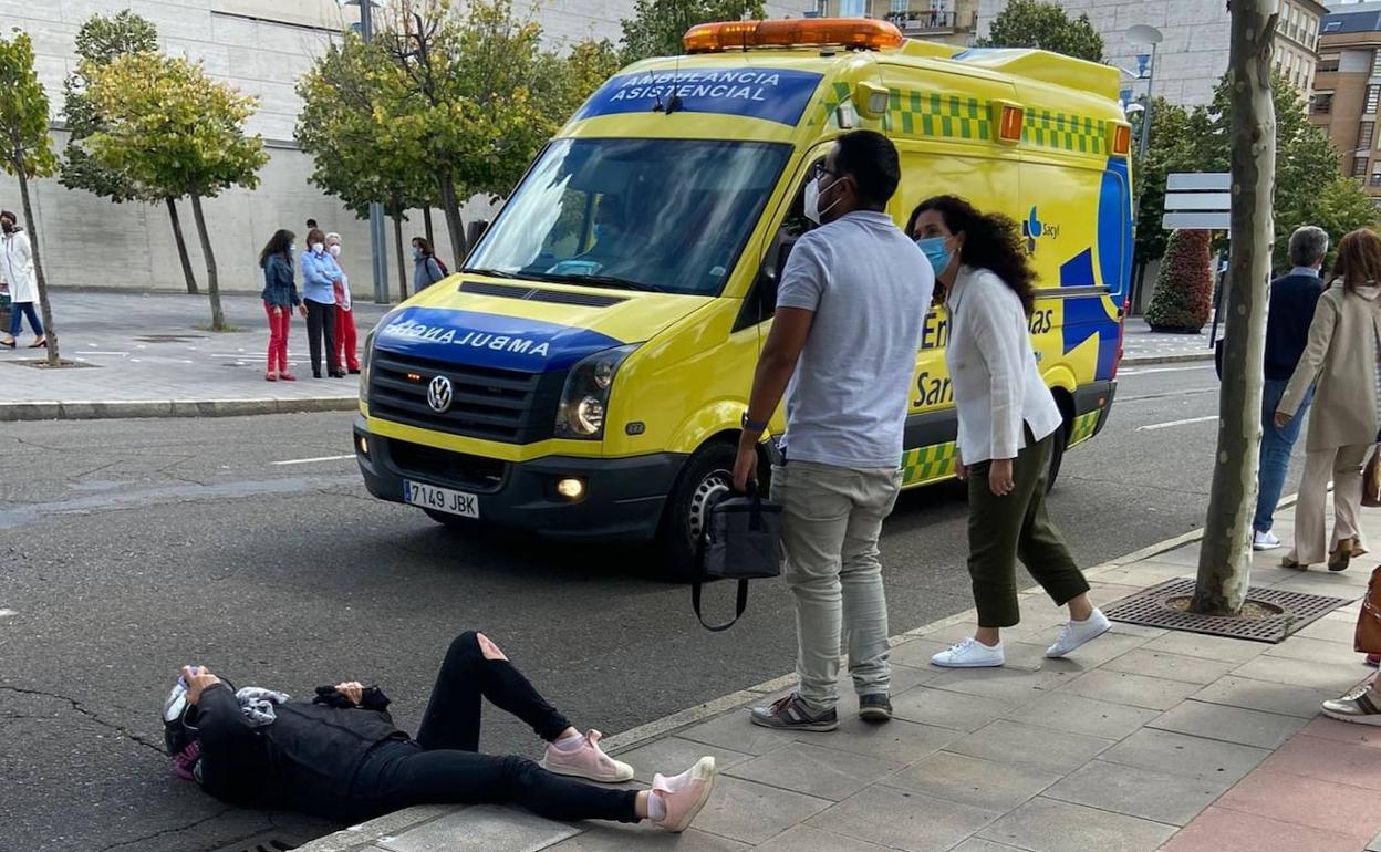 Una motorista herida al chocar con un coche en la Avenida de los Reyes Leones