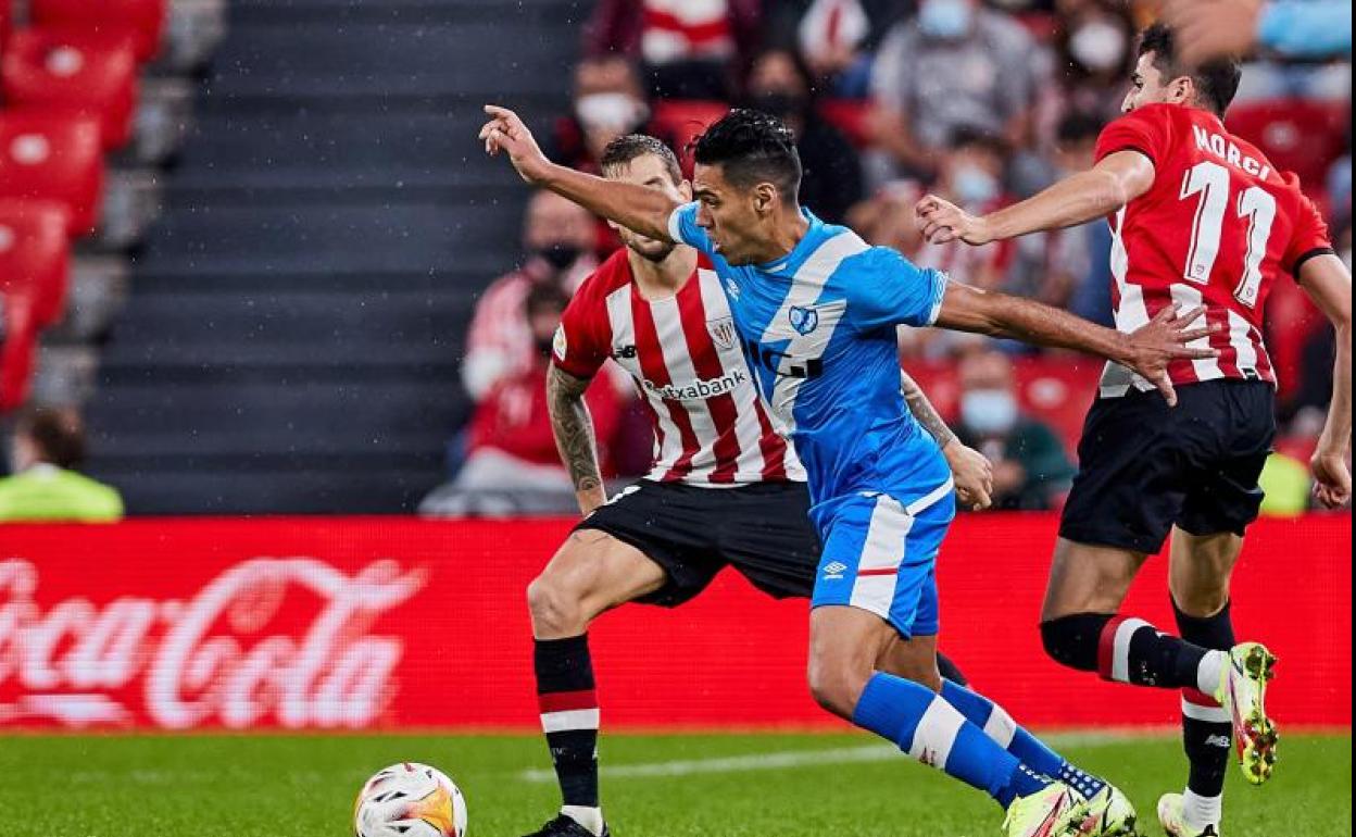 Falcao avanza entre dos jugadores del Athletic en San Mamés. 