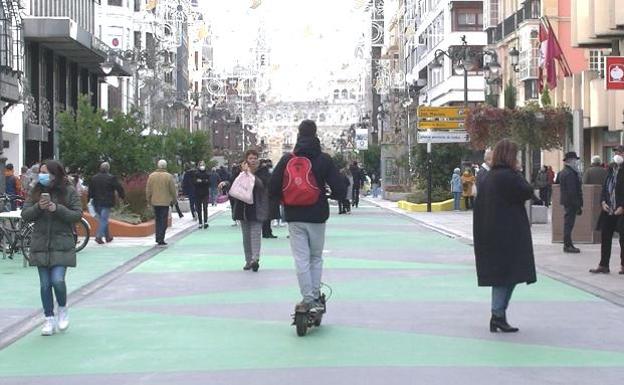 Avenida de Ordoño II con viandantes por la nueva zona peatonal.