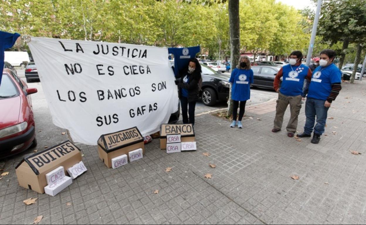 Acción de protesta de la PAH Bierzo ante los juzgados de Ponferrada. 