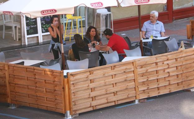 Instalación exterior de una terraza en plazas de aparcamiento.