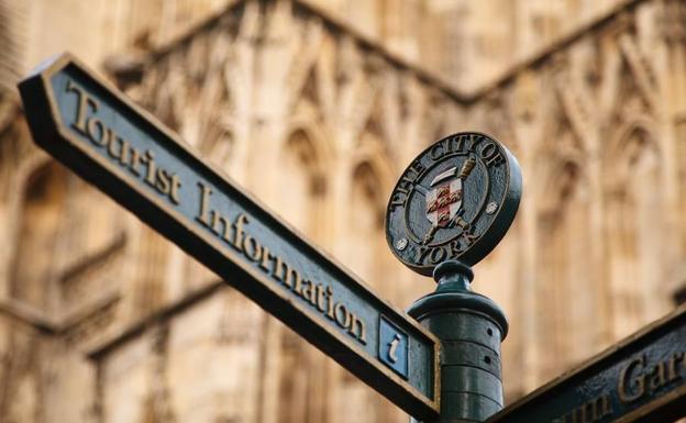 Punto de información turística en una ciudad.