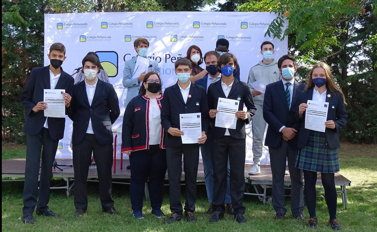 Entrega de diplomas en el colegio.