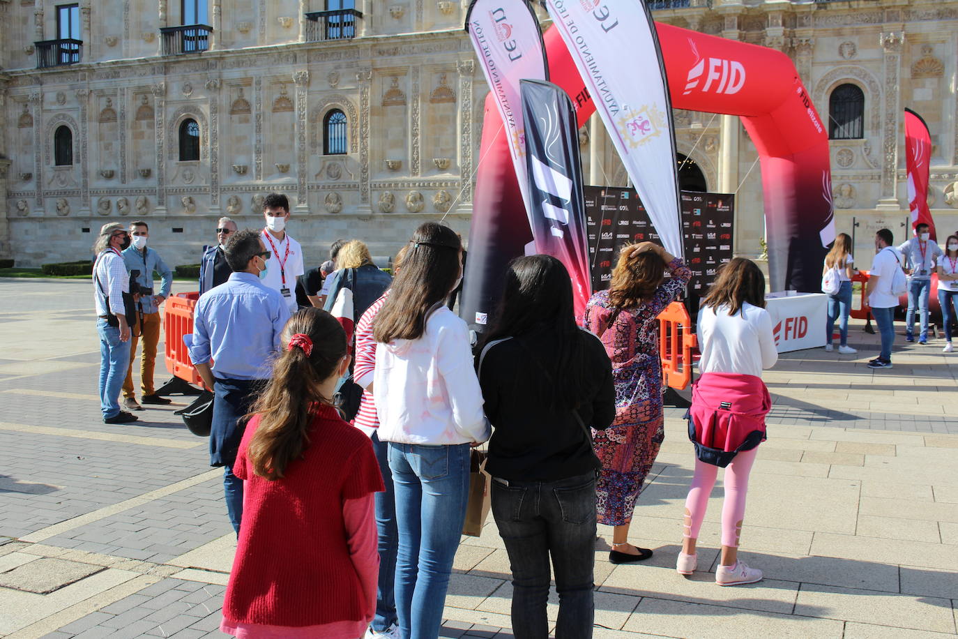 Lydia Valentín, Ana Peleteiro y Pirri han firmado autógrados y se han realizado fotografías con los leoneses apasionados del deporte que se han pasado por San Marcos.