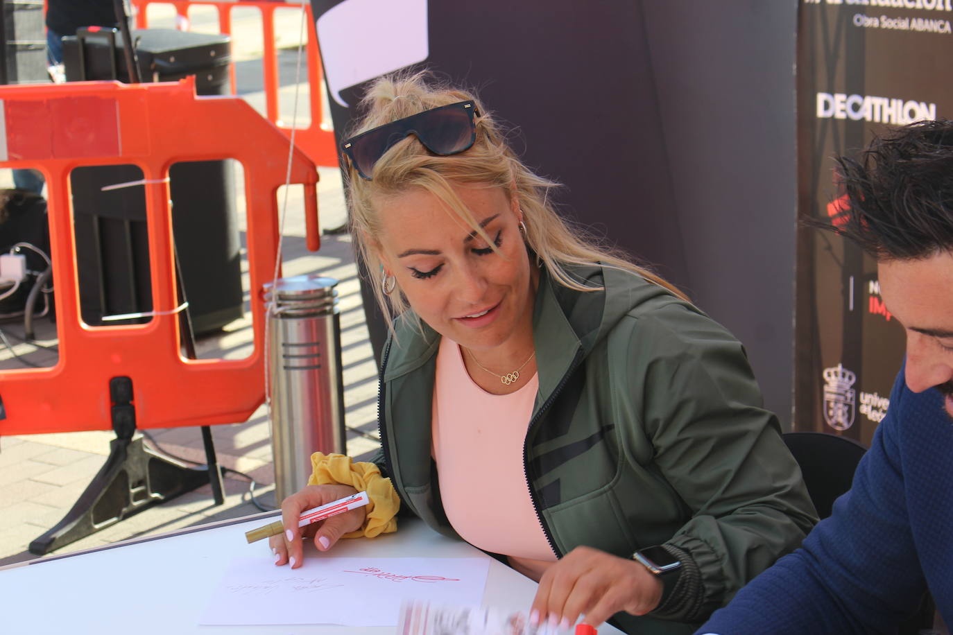 Lydia Valentín, Ana Peleteiro y Pirri han firmado autógrados y se han realizado fotografías con los leoneses apasionados del deporte que se han pasado por San Marcos.