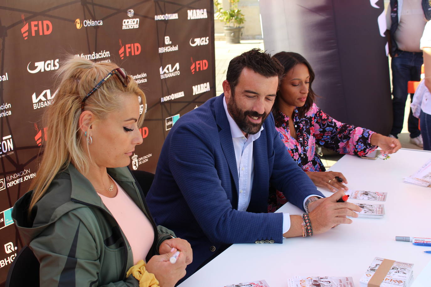 Lydia Valentín, Ana Peleteiro y Pirri han firmado autógrados y se han realizado fotografías con los leoneses apasionados del deporte que se han pasado por San Marcos.