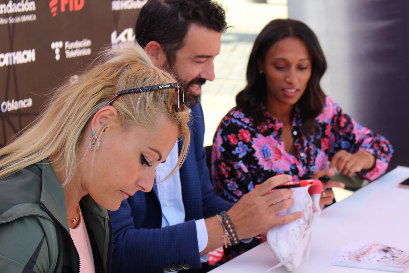 Lydia Valentín, Ana Peleteiro y Pirri han firmado autógrados y se han realizado fotografías con los leoneses apasionados del deporte que se han pasado por San Marcos.