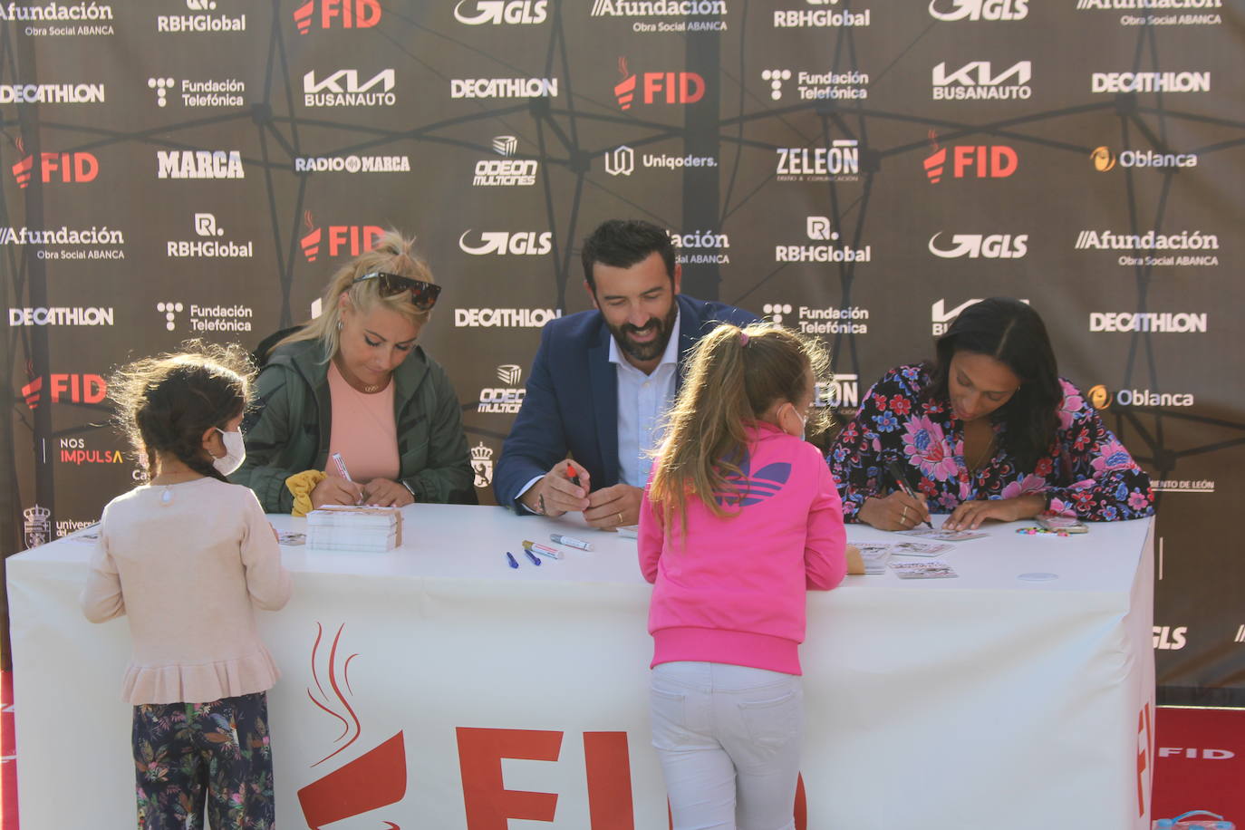 Lydia Valentín, Ana Peleteiro y Pirri han firmado autógrados y se han realizado fotografías con los leoneses apasionados del deporte que se han pasado por San Marcos.