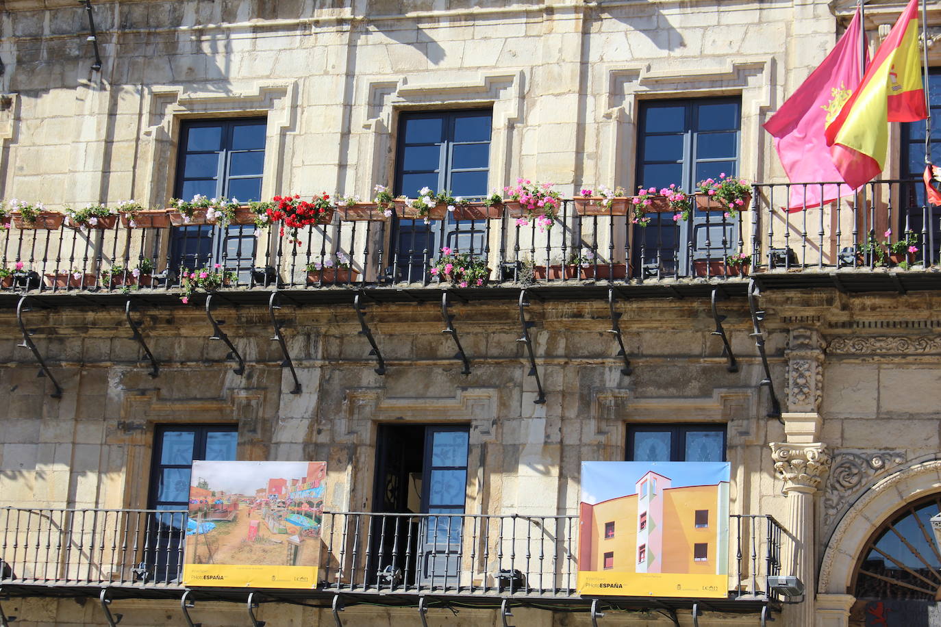 La colección se puede admirar en la Plaza Mayor durante los próximos dos meses.