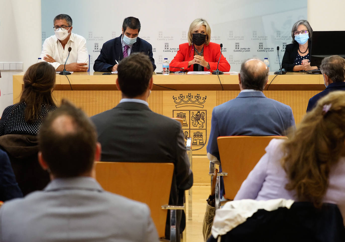 La consejera de Sanidad, Verónica Casado, se reúne con los colegios profesionales de médicos, enfermeras, trabajadores sociales, farmacéuticos, fisioterapeutas y veterinarios para hablar sobre la estrategia de reordenación de la Atención Primaria