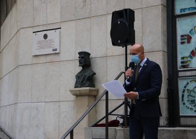 Imagen secundaria 1 - Una placa para la memoria y el honor de la educación