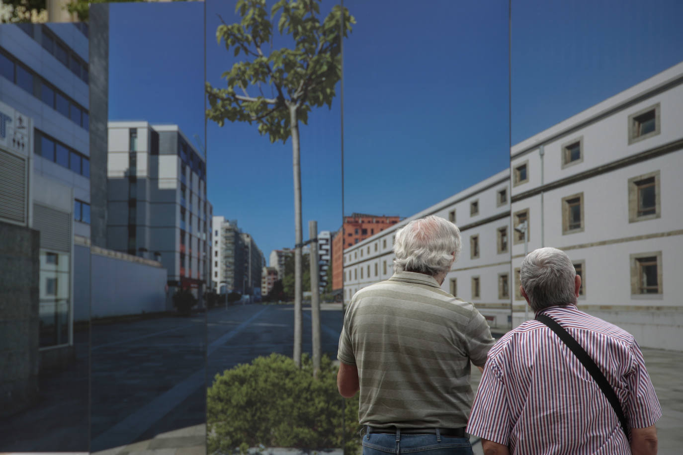 El consejero de Fomento y Medio Ambiente, Juan Carlos Suárez-Quiñones, clausura el acto de inauguración de la exposición 'Panorama de obras' de la XV Bienal Española de Arquitectura y Urbanismo (BEAU) en La Bañeza.