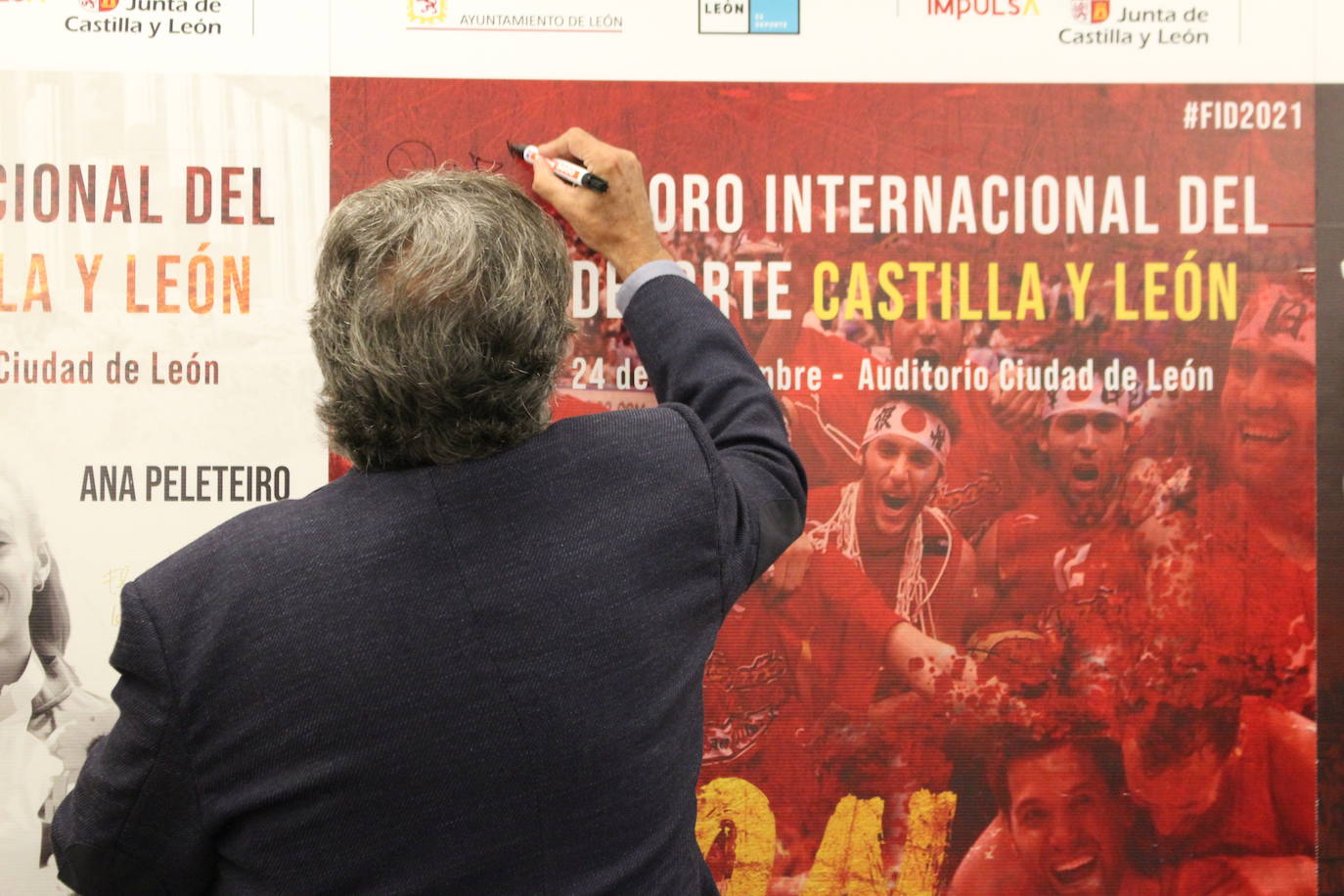 Cuatro integrantes de la selección española de baloncesto que conquistó el Mundial en 2006 y su entrenador, Pepu Hernández, recuerdan este hito en la capital de provincia.