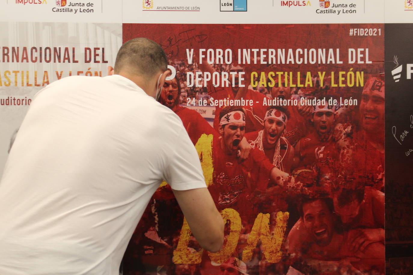 Cuatro integrantes de la selección española de baloncesto que conquistó el Mundial en 2006 y su entrenador, Pepu Hernández, recuerdan este hito en la capital de provincia.