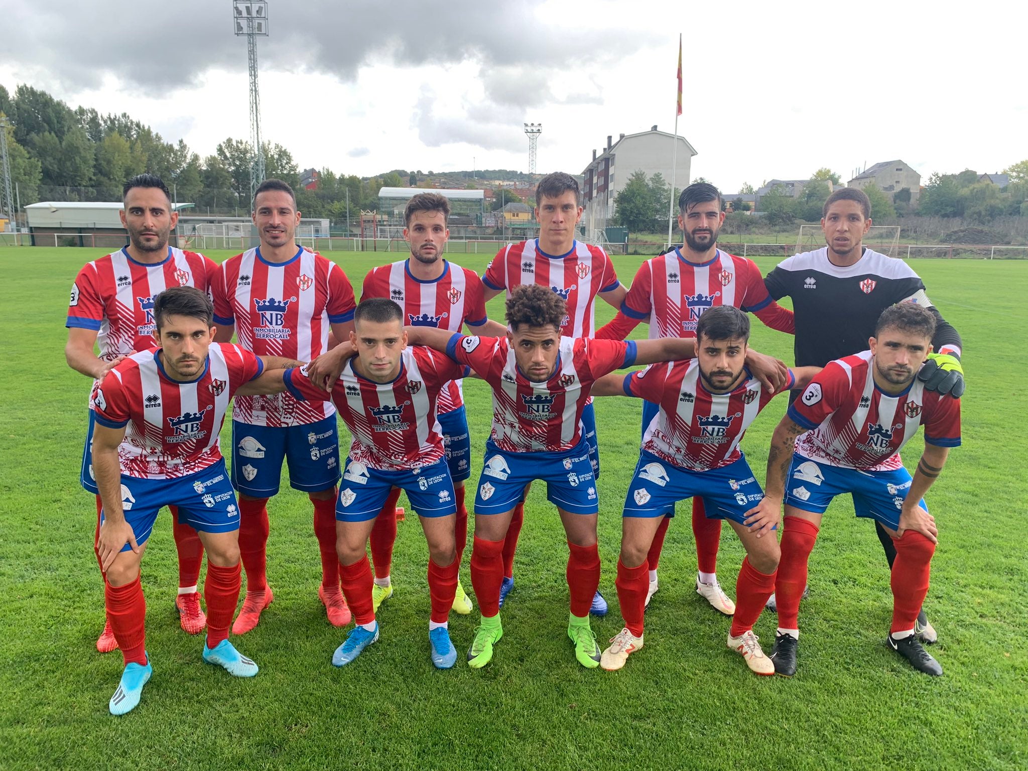 El Atlético Bembibre, en formación antes del encuentro ante el Mirandés 'B'.