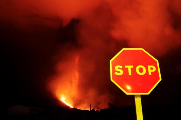 La lava y el humo se elevan tras la erupción de un volcán en la isla canaria de La Palma.