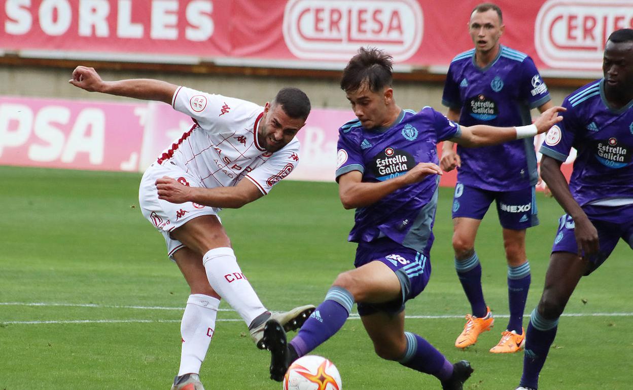 Ander Vitoria trata de chutar a portería.