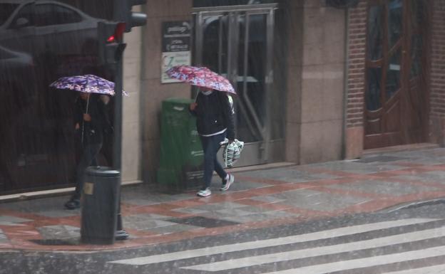 Imagen de la tormenta este sábado en la capital leonesa.