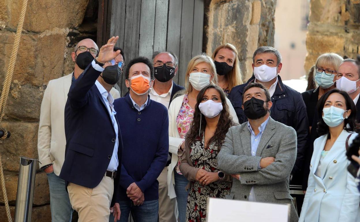 El vicesecretario general y portavoz del Comité Ejecutivo de Ciudadanos, Edmundo Bal (2I), junto a la coordinadora autonómica en Castilla y León, Gemma Villarroel ( C), y otros cargos del partido durante su visita al Castillo de Ponferrada.