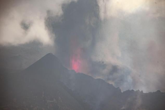 Vista de la erupción en el Volcán. 