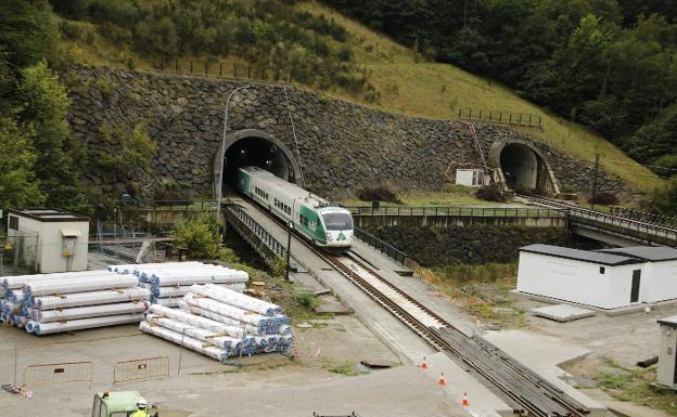 El tren laboratorio Talgo BT sale del túnel de Pajares hacia Campomanes el pasado lunes. 