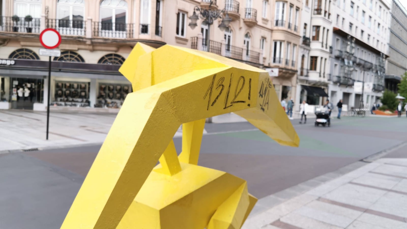 El mobiliario urbano de la avenida aparece con diferentes grafitis.